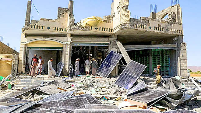 قادة الحوثيين يتحصنون بمنازل المدنيين هربًا من القصف